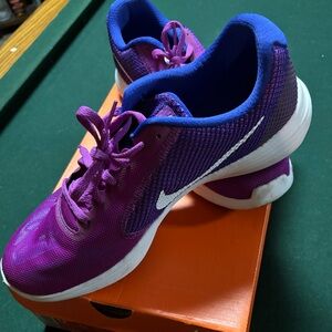 Women’s Nike revolution 3